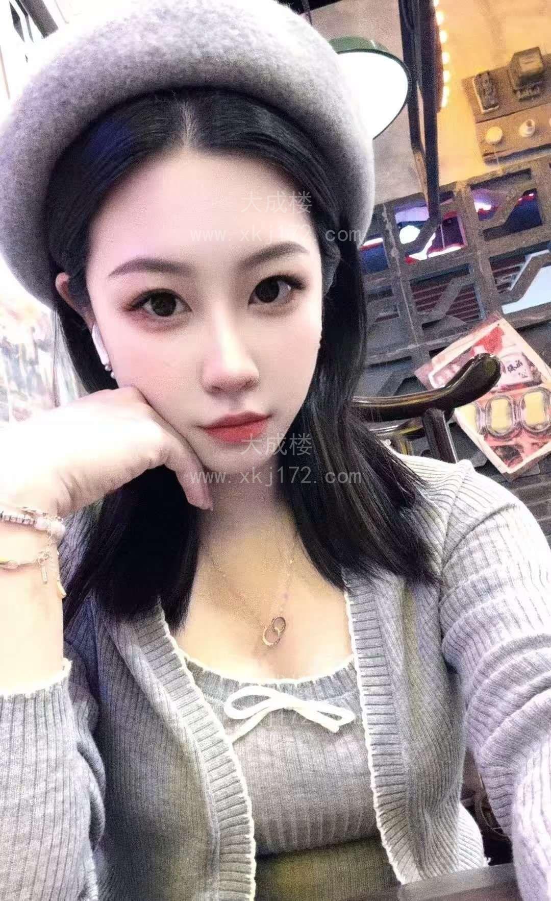 海珠嫩妹莓莓